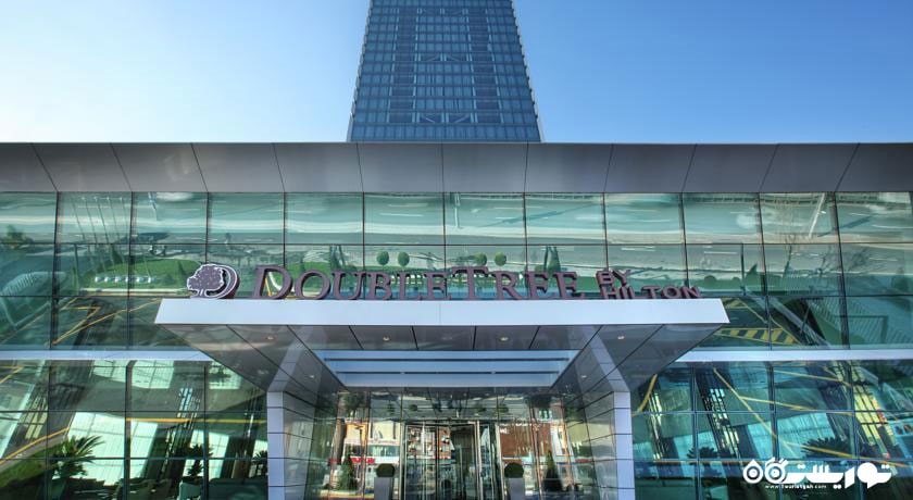 نمایی از درب ورودی هتل